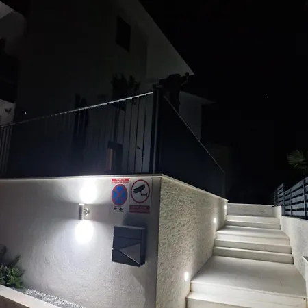 Lana, 5 Sterne Apartman *